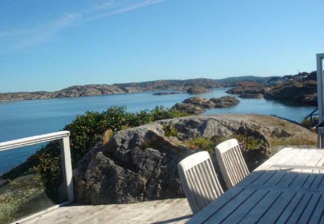 House in Klädesholmen - Holiday home located directly at the sea of the West Coast