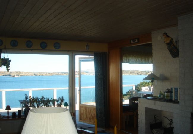 House in Klädesholmen - Holiday home located directly at the sea of the West Coast