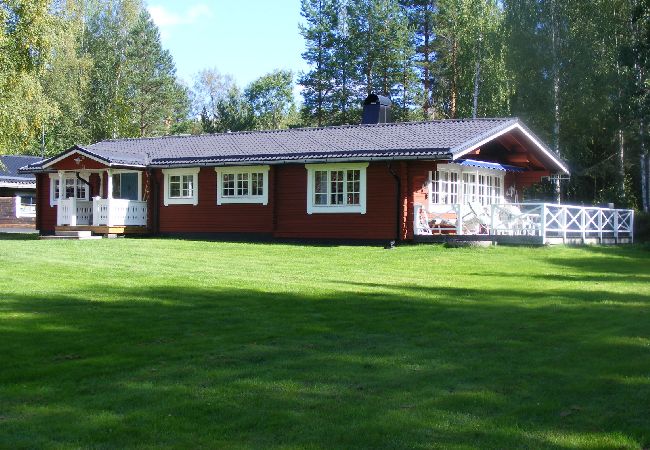 House in Mora - Cozy timber lodge on a huge lake property