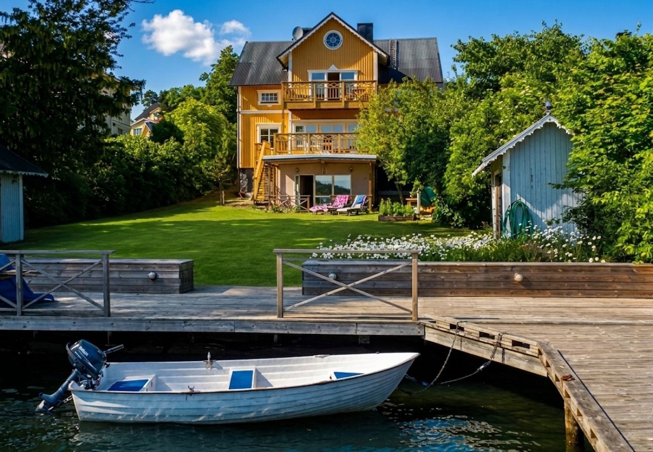 Apartment in Vaxholm - Fantastic holiday home right by the sea on Vaxholm