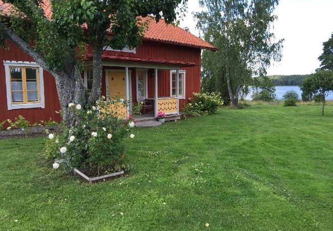 House in Gnesta - Fantastic holiday home directly at the lake Nyckelsjön