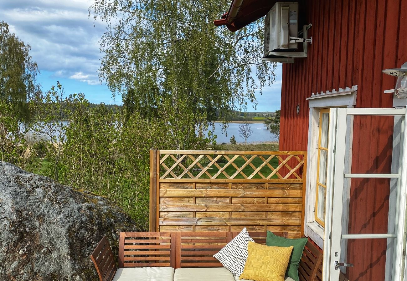 House in Gnesta - Fantastic holiday home directly at the lake Nyckelsjön