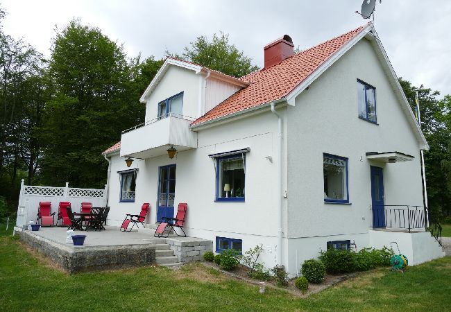 House in Ryd - Wonderful holiday home directly on Lake Åsnen with boats, canoes and internet