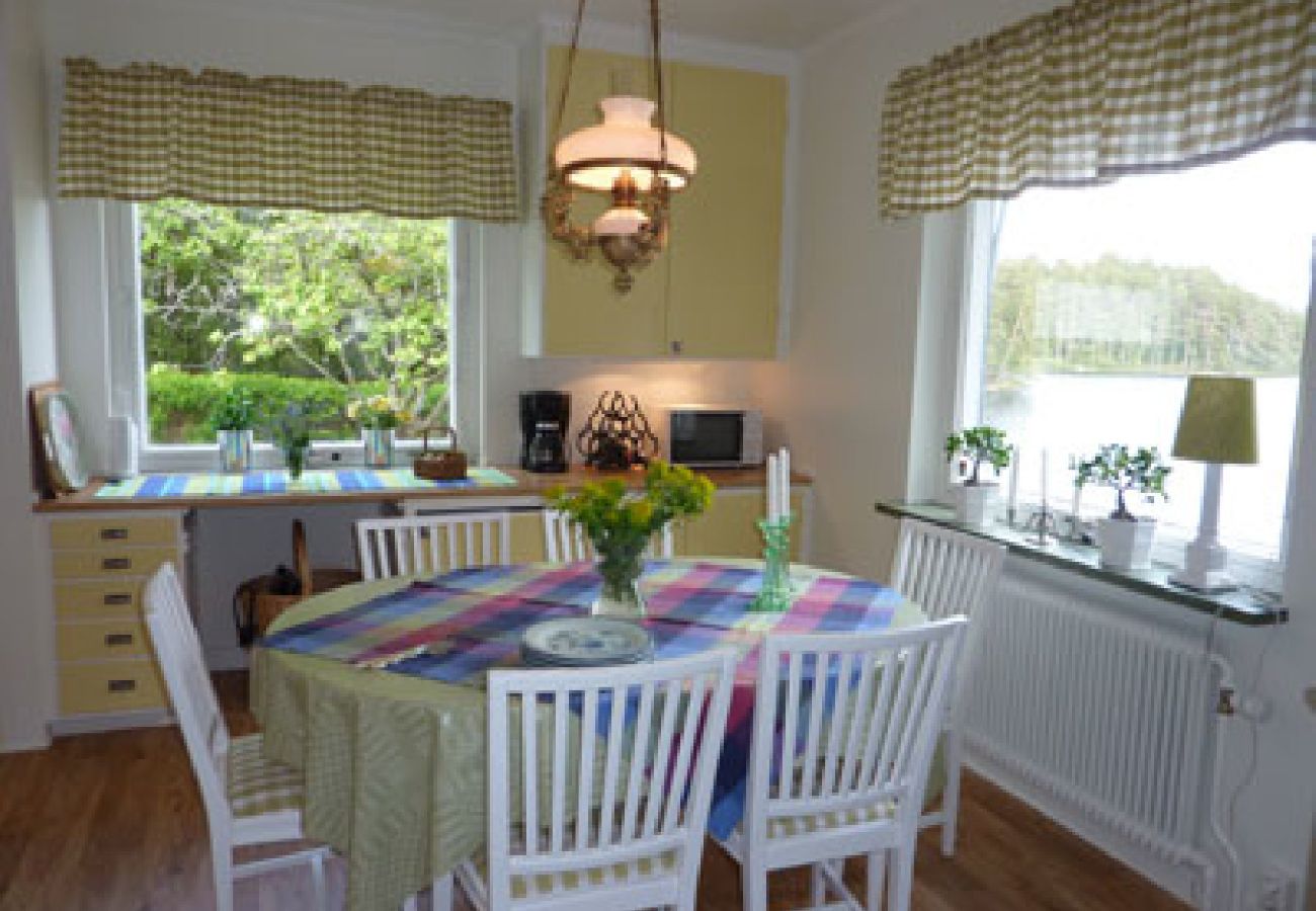 House in Ryd - Wonderful holiday home directly on Lake Åsnen with boats, canoes and internet