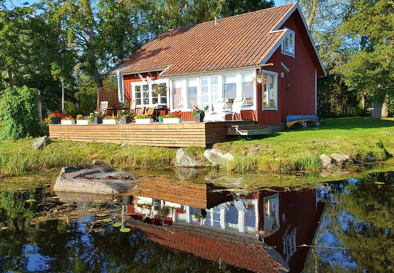 House in Björklinge - Lakeside cottage in Uppland