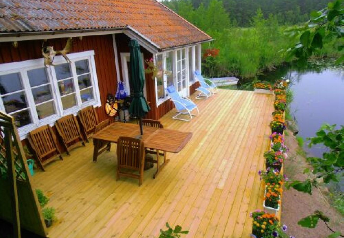 House in Björklinge - Lakeside cottage in Uppland