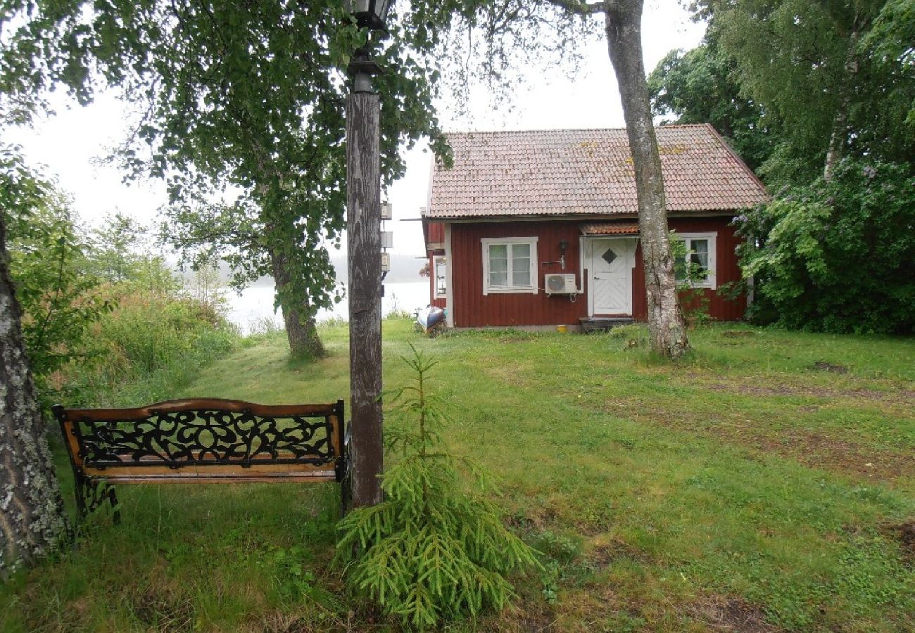 House in Björklinge - Lakeside cottage in Uppland
