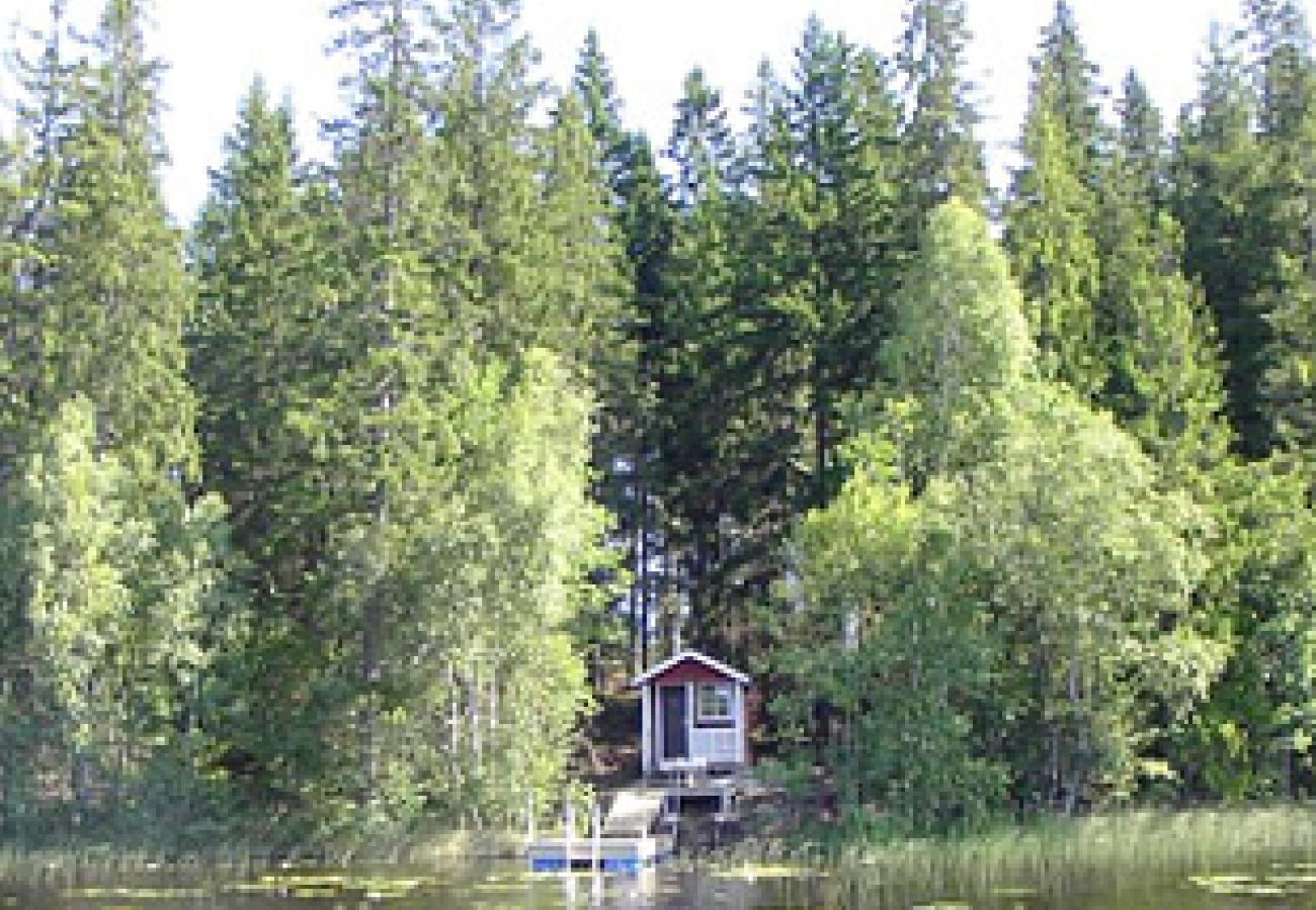 House in Vissefjärda - Typical red and white holiday home in the forests of Småland not far from the lake with boat, internet and sauna by the lake