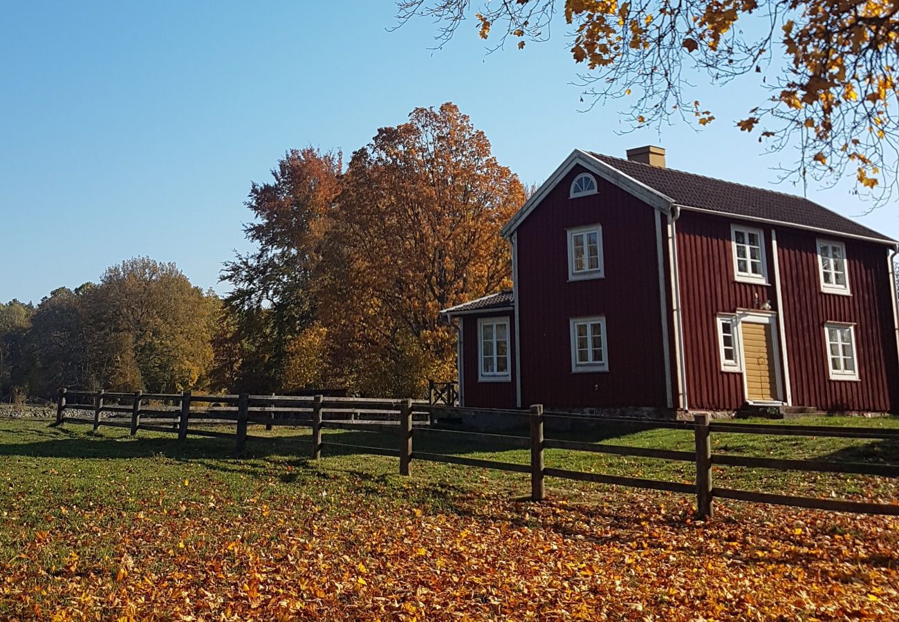 House in Vissefjärda - Typical red and white holiday home in the forests of Småland not far from the lake with boat, internet and sauna by the lake