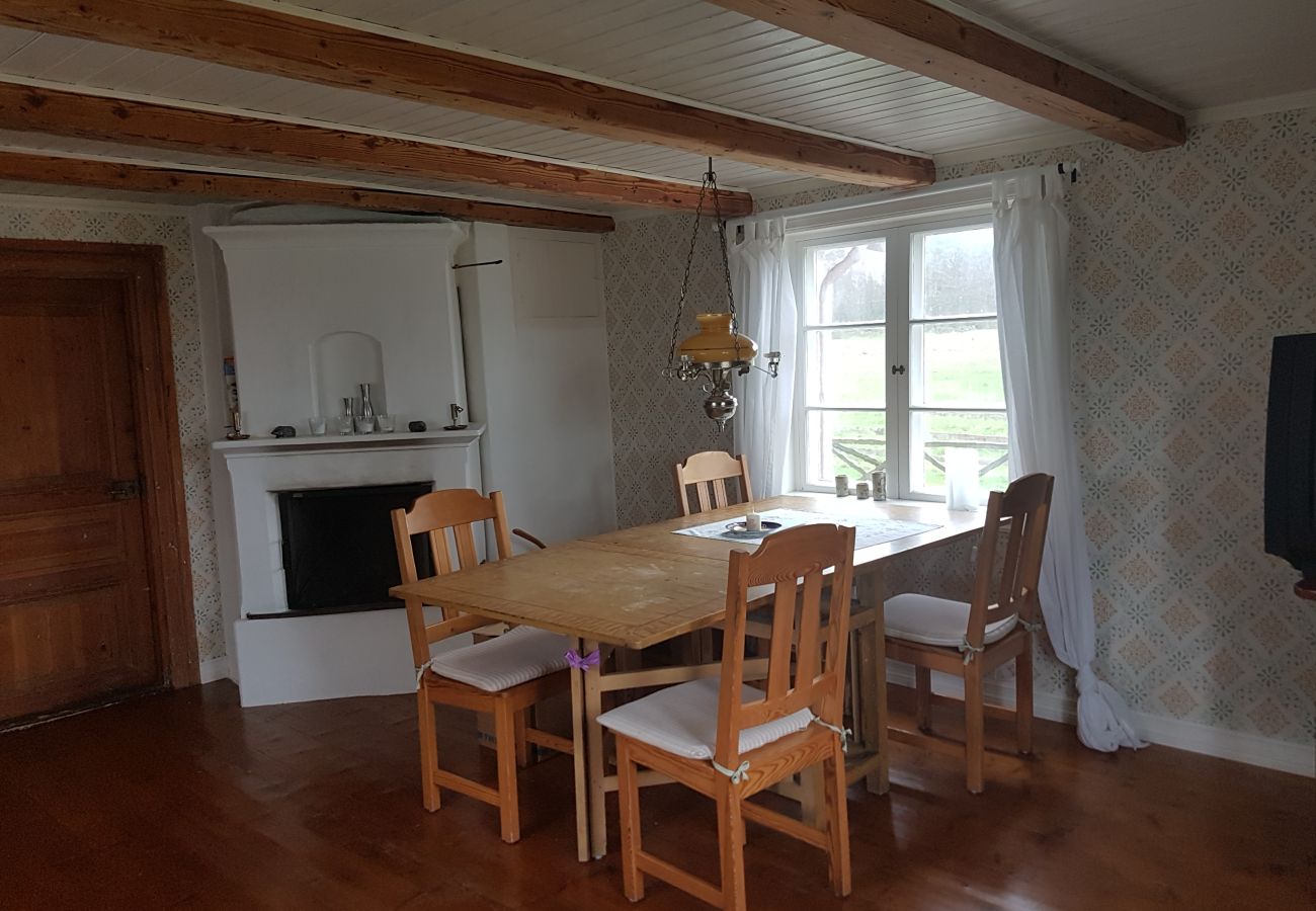 House in Vissefjärda - Typical red and white holiday home in the forests of Småland not far from the lake with boat, internet and sauna by the lake