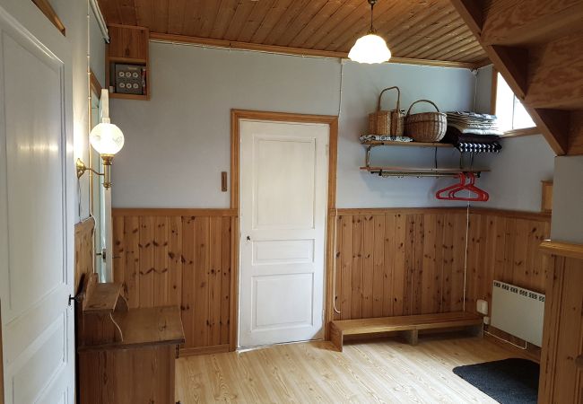 House in Älmeboda - Typical red and white holiday home surrounded by forest and lake