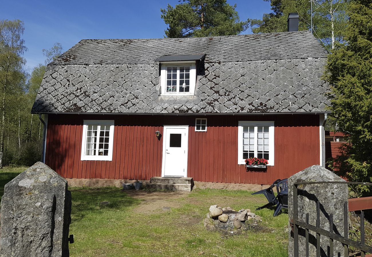 House in Älmeboda - Typical red and white holiday home surrounded by forest and lake