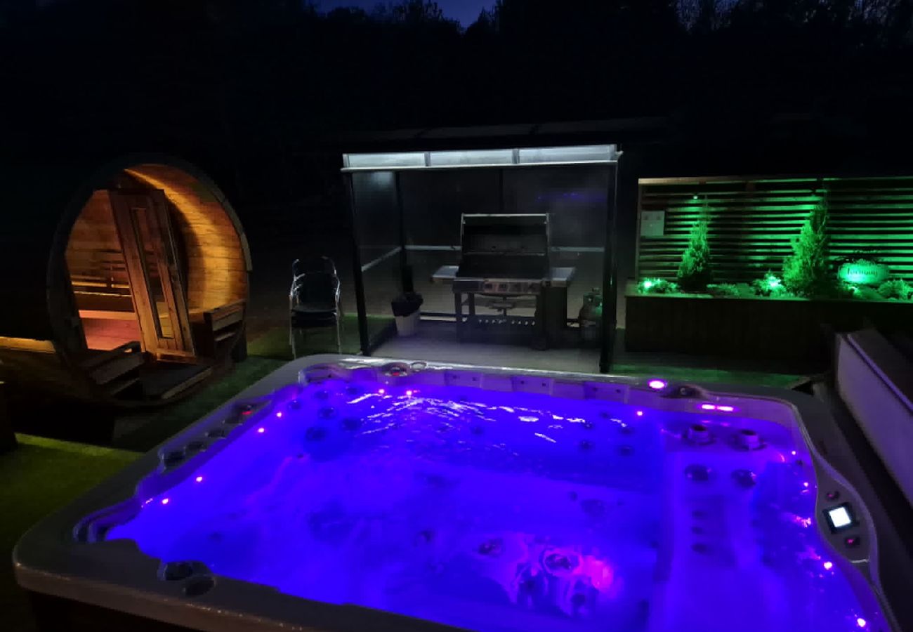 House in Väckelsång - Large comfortable holiday home with private pool, Spa, motorboat and lake view 