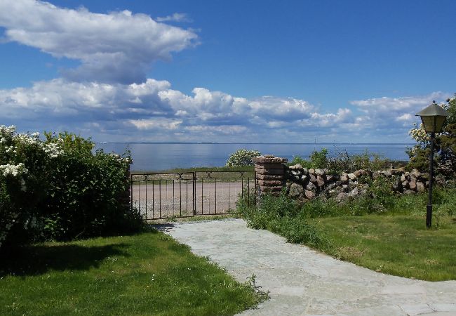House in Löttorp - Holiday home with a beautiful location right next to the sea House in Löttorp - Holiday home with a beautiful location right next to the sea