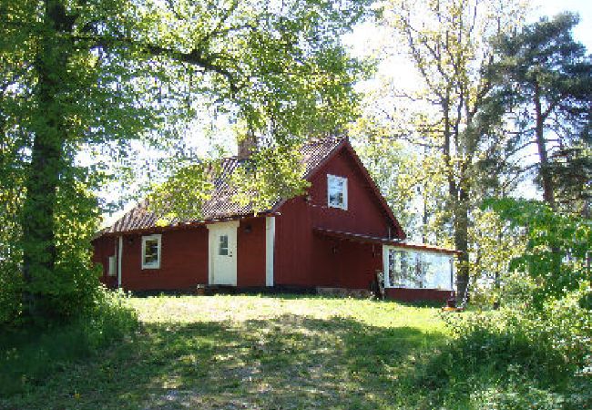 House in Rimbo - Cottage on the lake with grazing horses as neighbors