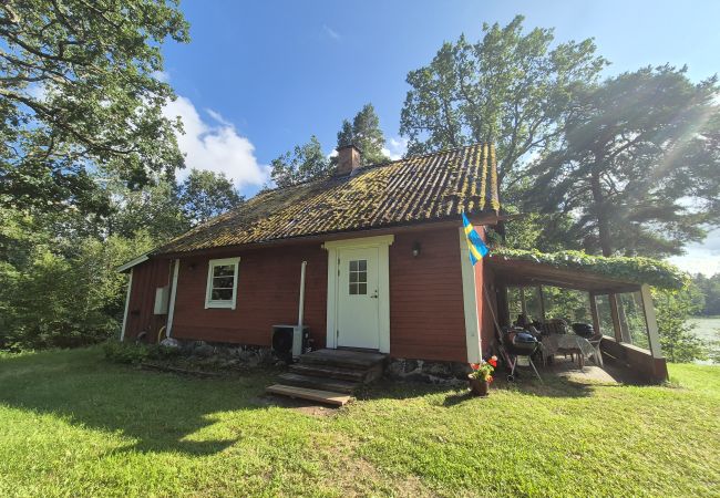 House in Rimbo - Cottage on the lake with grazing horses as neighbors House in Rimbo - Cottage on the lake with grazing horses as neighbors