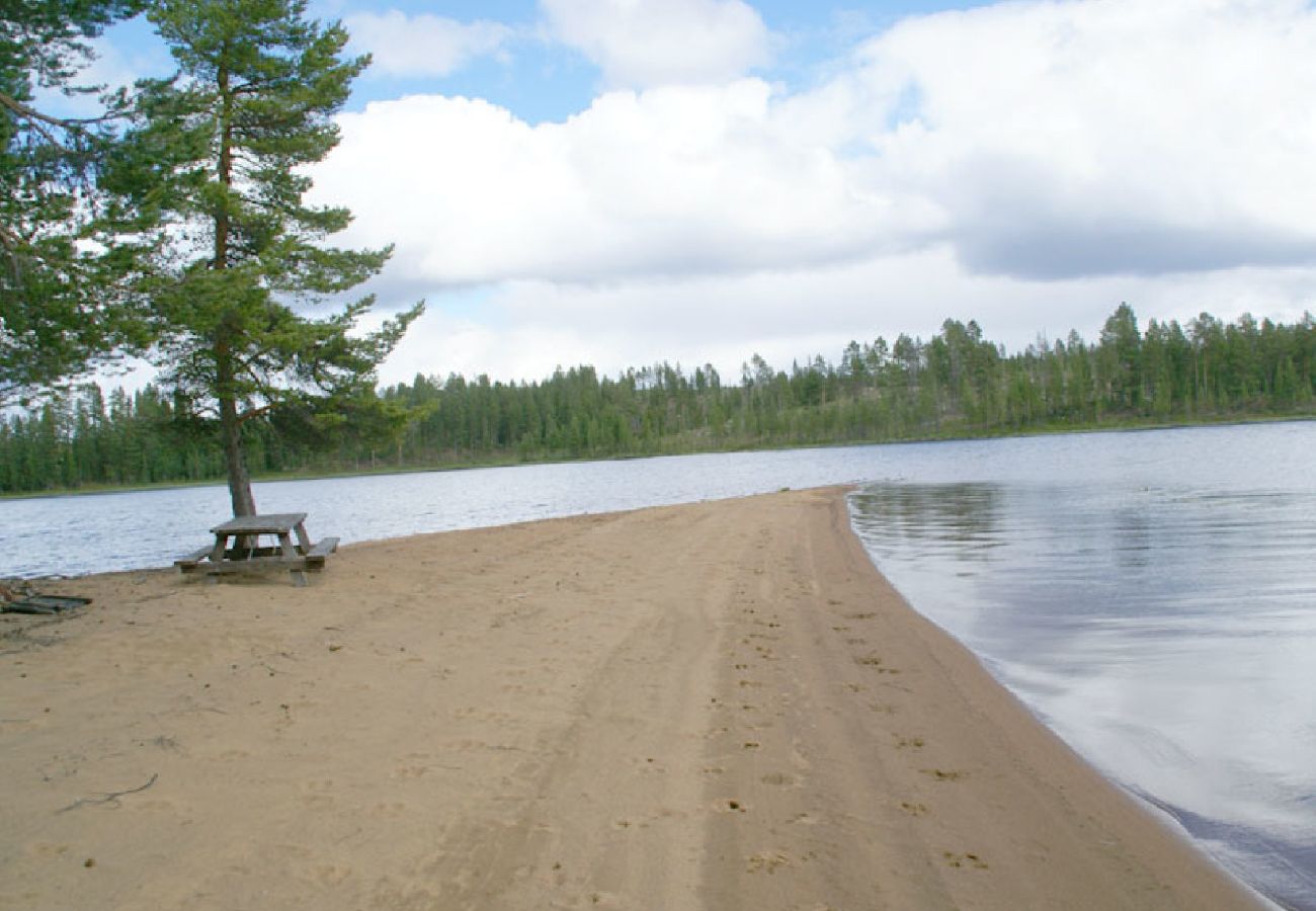 House in Arvidsjaur - Vacation in the blueberry forest by the lake with a boat