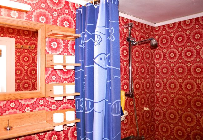 House in Sävsjöström - Holiday in a secluded location in the middle of the forest with sauna and canoe House in Sävsjöström - Holiday in a secluded location in the middle of the forest with sauna and canoe