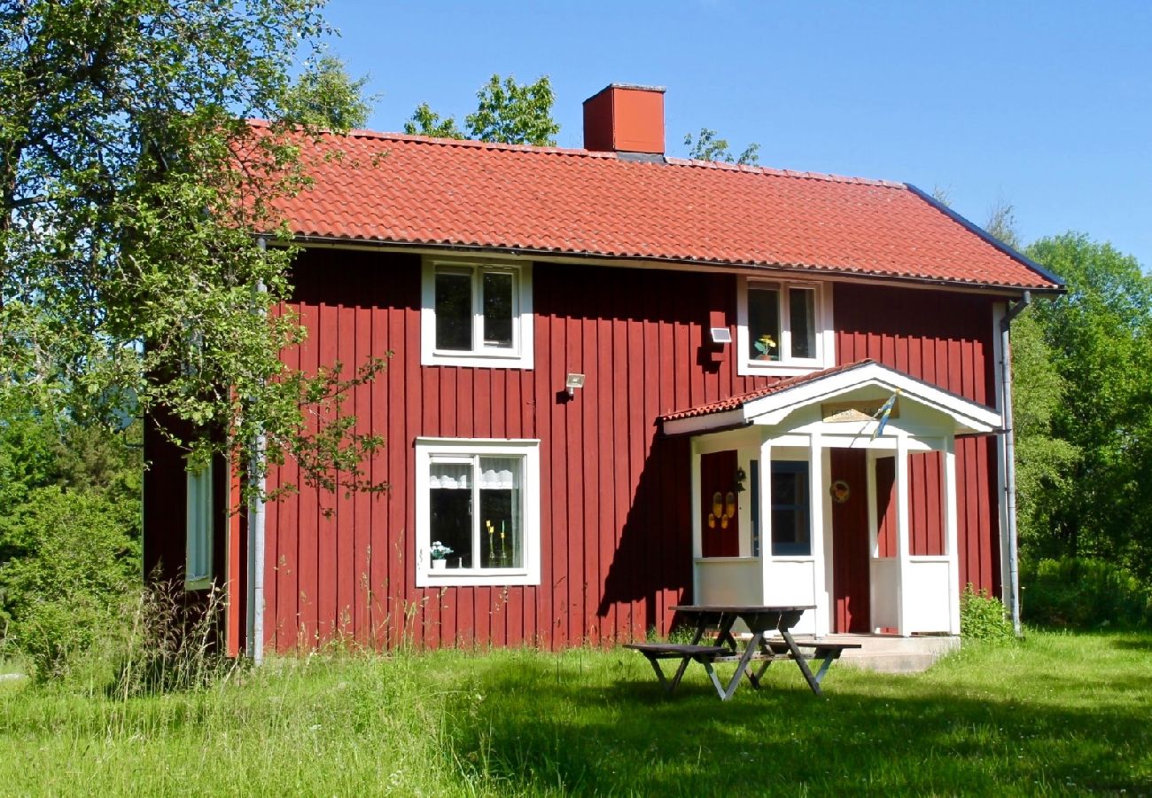 House in Sävsjöström - Holiday in a secluded location in the middle of the forest with sauna and canoe