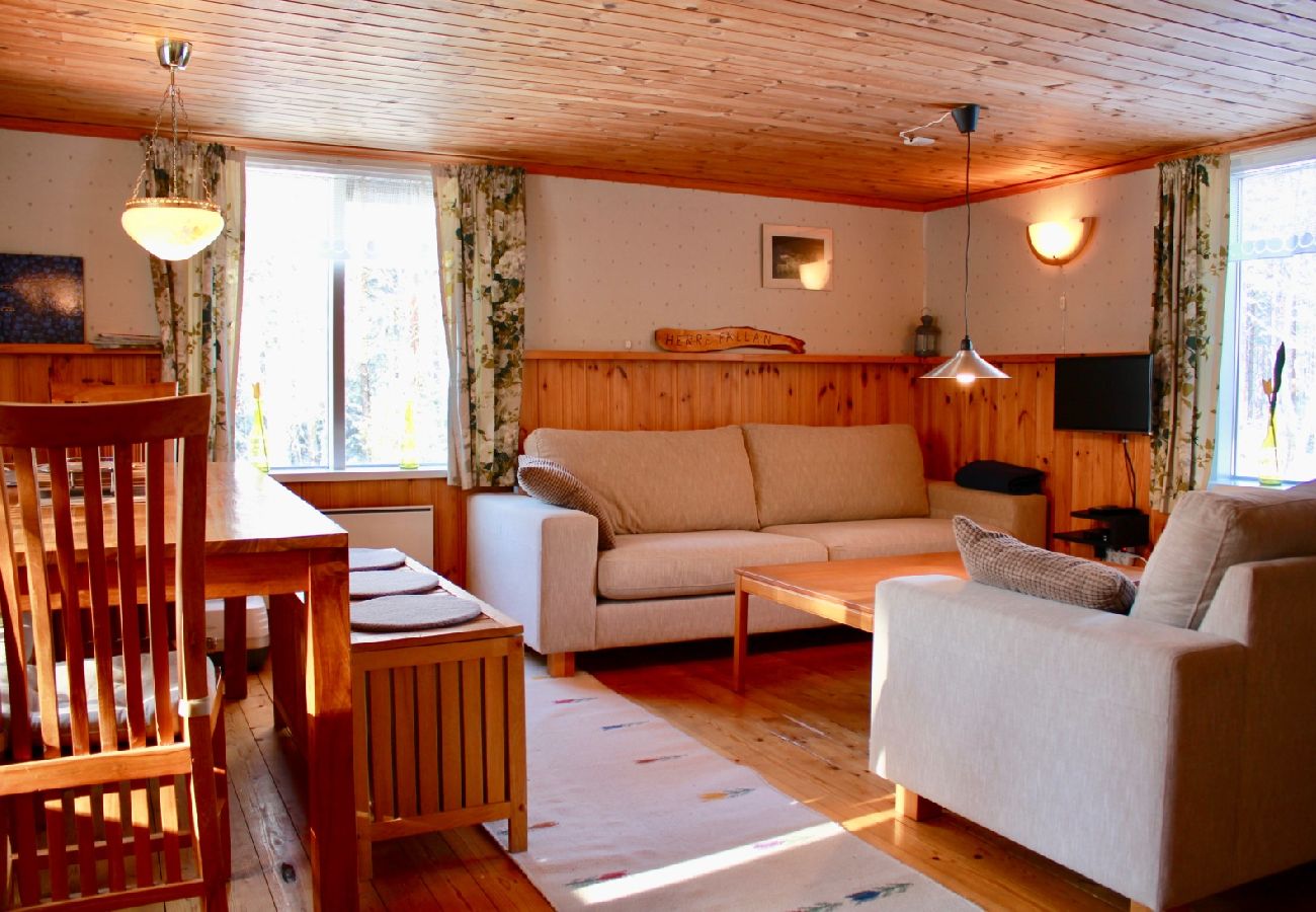 House in Sävsjöström - Holiday in a secluded location in the middle of the forest with sauna and canoe