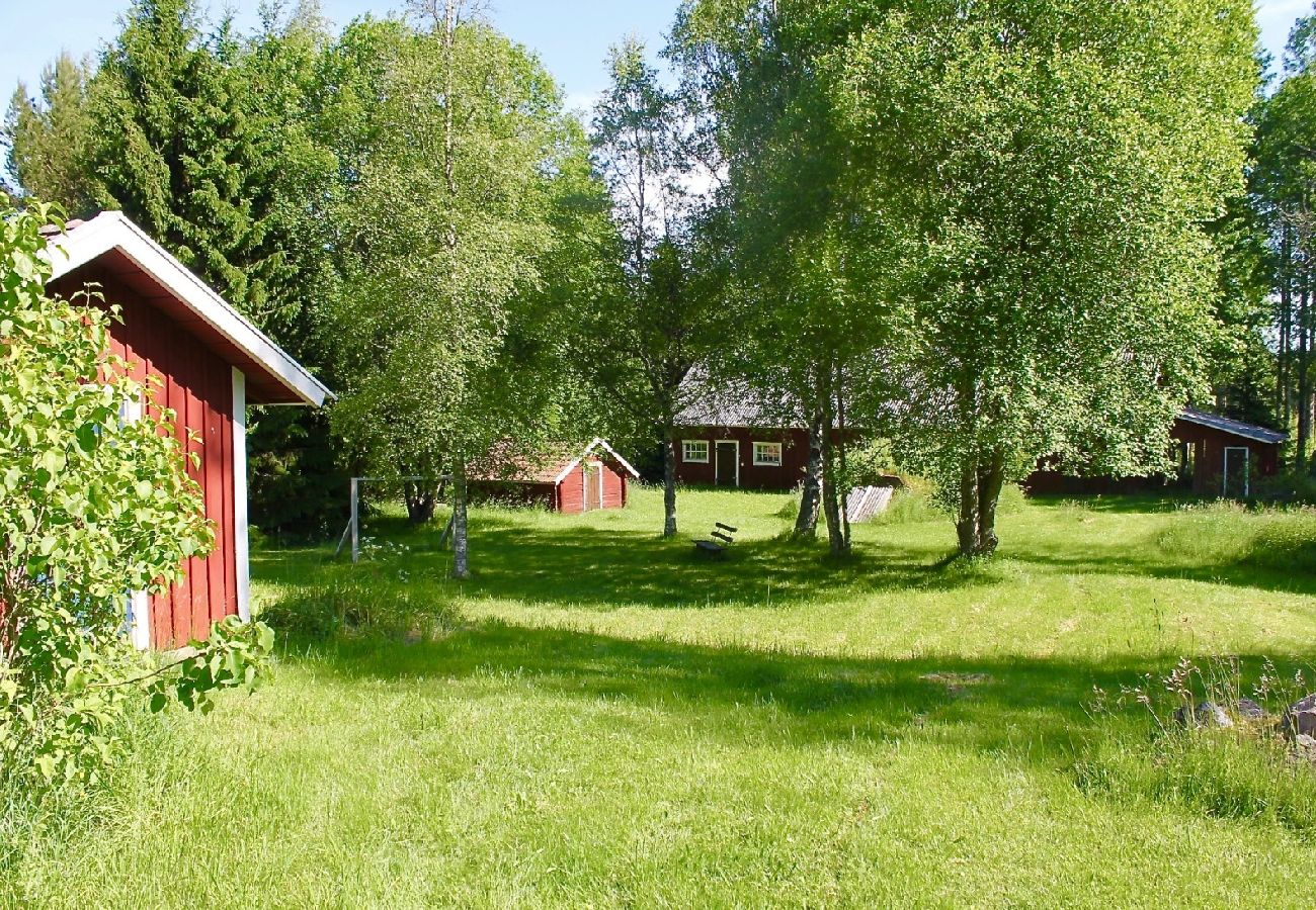 House in Sävsjöström - Holiday in a secluded location in the middle of the forest with sauna and canoe