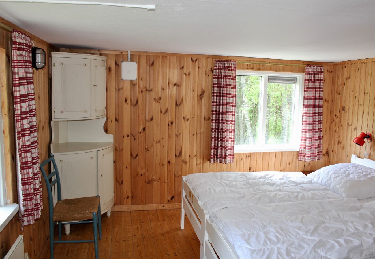 House in Sävsjöström - Holiday in a secluded location in the middle of the forest with sauna and canoe