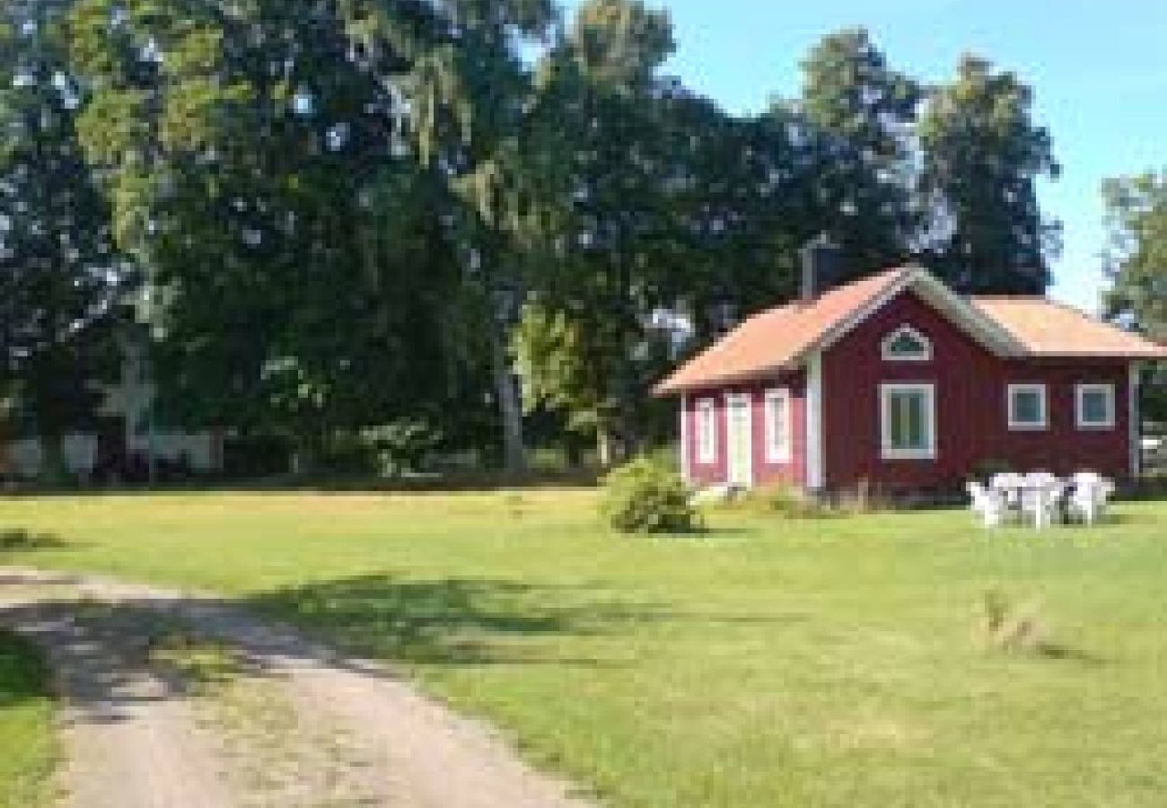 House in Motala - Cottage on a farm by Lake Vättern