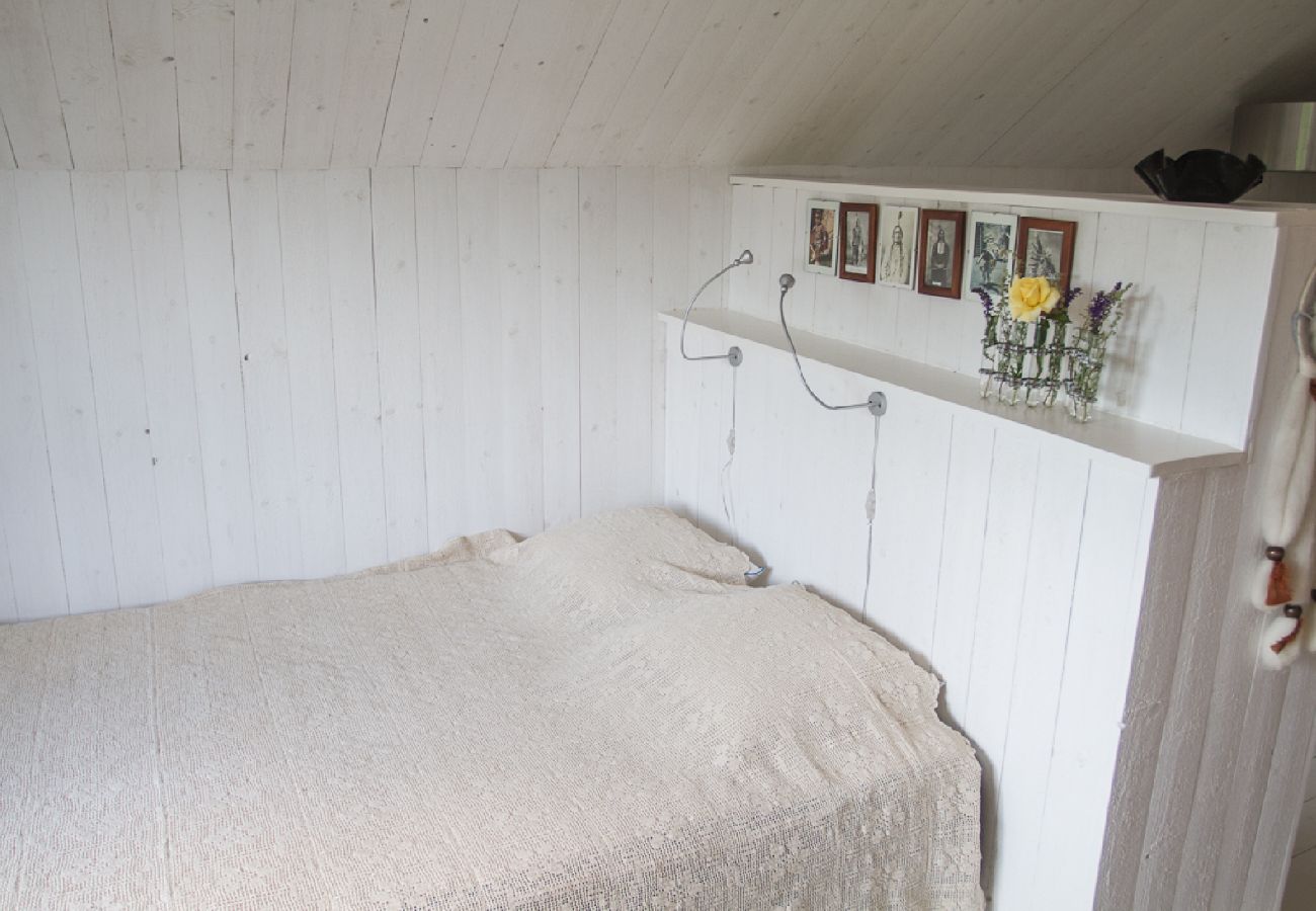 Apartment in Malmköping - Modernly furnished holiday apartment 100 meters from Lake Skundern