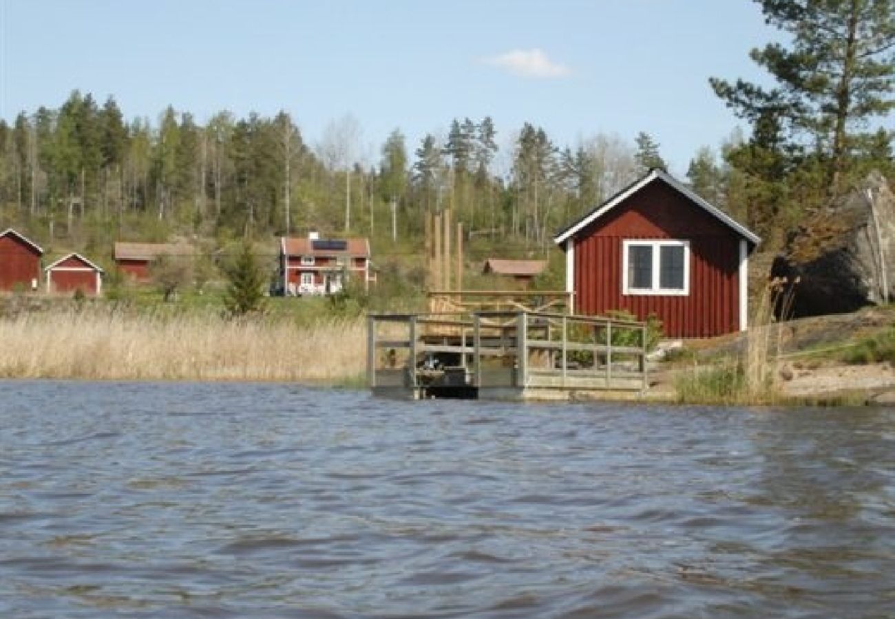 Apartment in Malmköping - Modernly furnished holiday apartment 100 meters from Lake Skundern