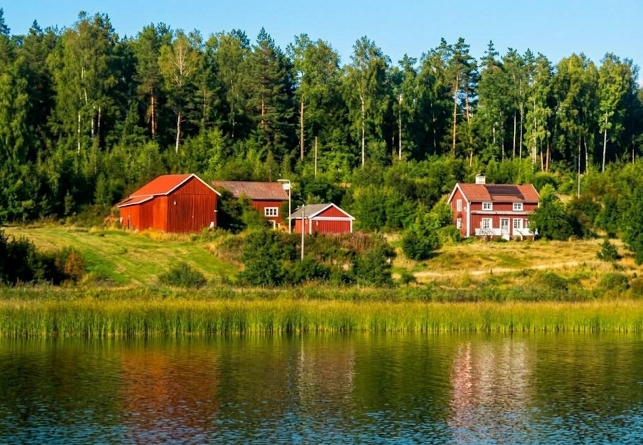 Apartment in Malmköping - Modernly furnished holiday apartment 100 meters from Lake Skundern