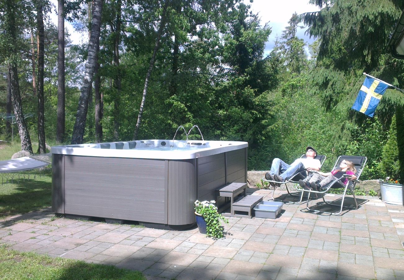 House in Bjärnum - 2 holiday homes with sauna and whirlpool directly on the lake