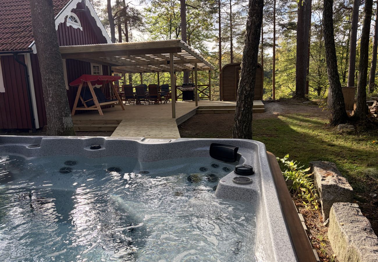 House in Bjärnum - 2 holiday homes with sauna and whirlpool directly on the lake