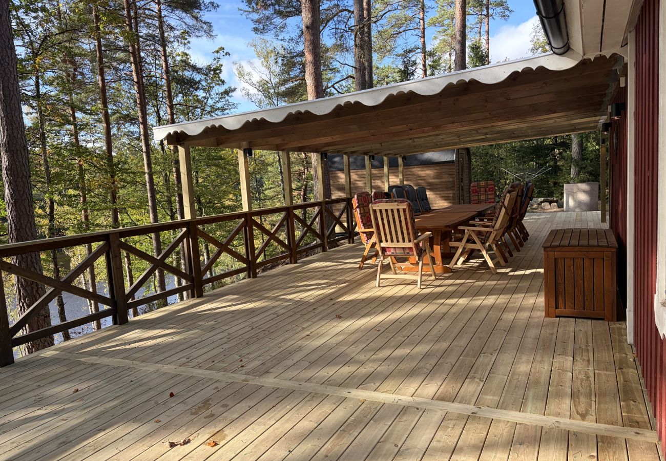 House in Bjärnum - 2 holiday homes with sauna and whirlpool directly on the lake
