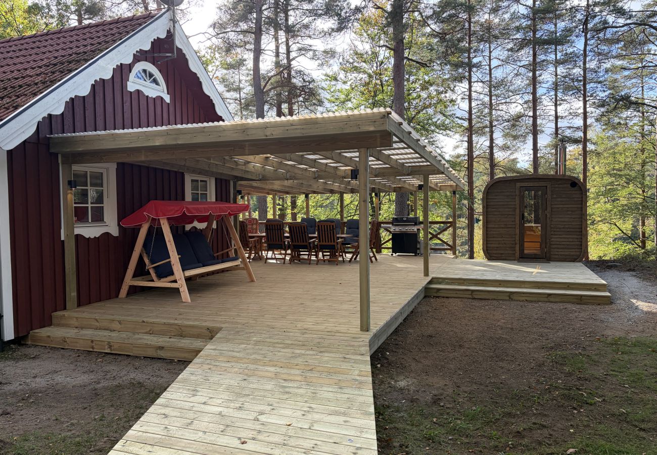 House in Bjärnum - 2 holiday homes with sauna and whirlpool directly on the lake
