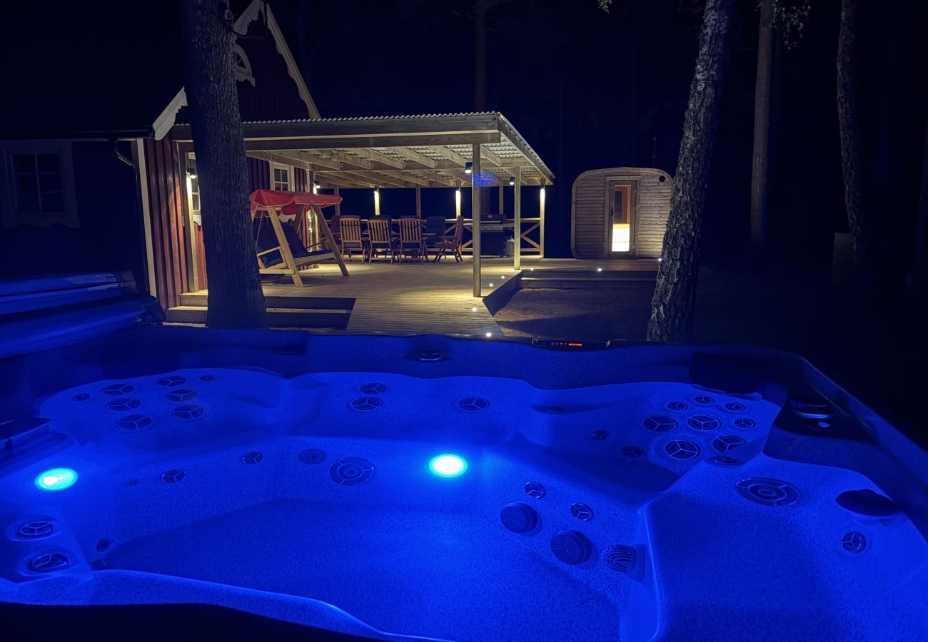 House in Bjärnum - 2 holiday homes with sauna and whirlpool directly on the lake