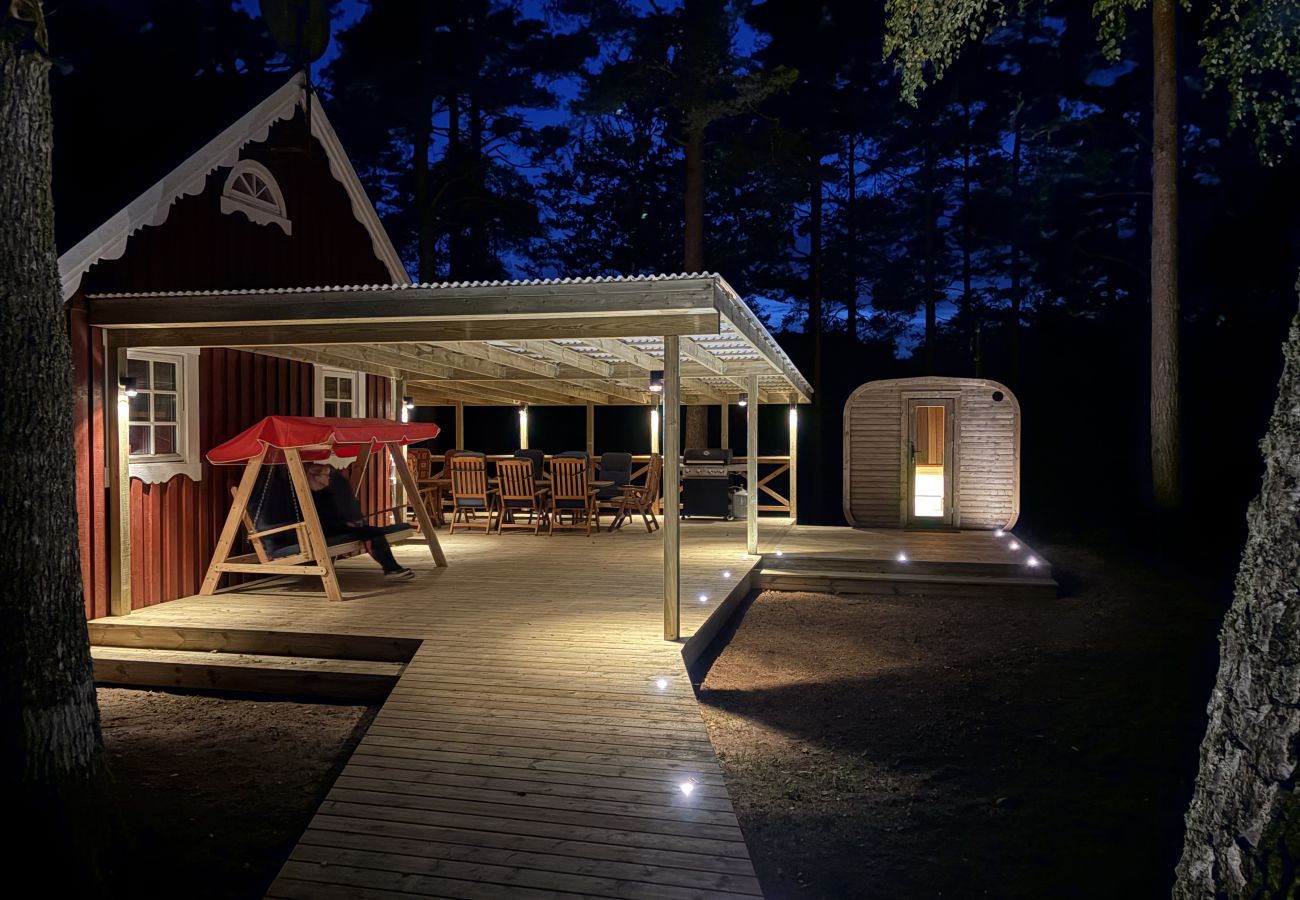 House in Bjärnum - 2 holiday homes with sauna and whirlpool directly on the lake