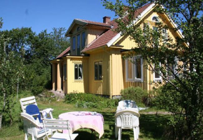 House in Vessigebro - A yellow timber house, made in the 