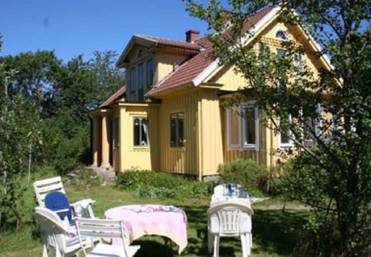 House in Vessigebro - A yellow cabin only 5 Minuten from the lake Sjönevadssjön 