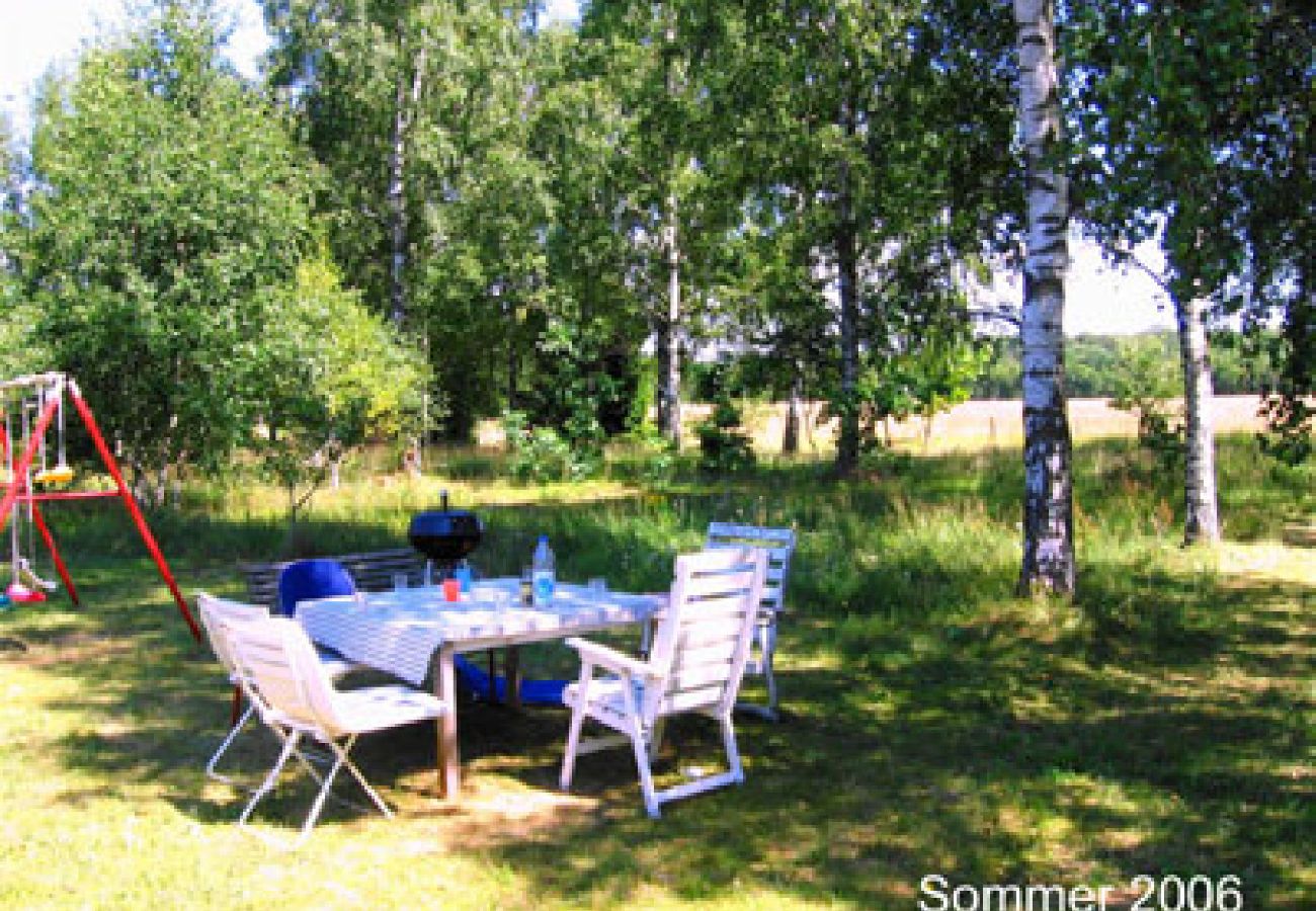 House in Vessigebro - A yellow cabin only 5 Minuten from the lake Sjönevadssjön 