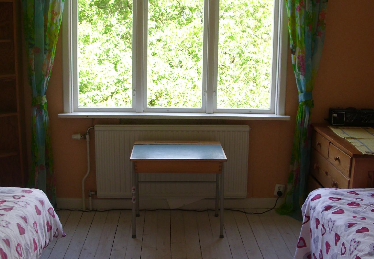 House in Vessigebro - A yellow timber house, made in the 