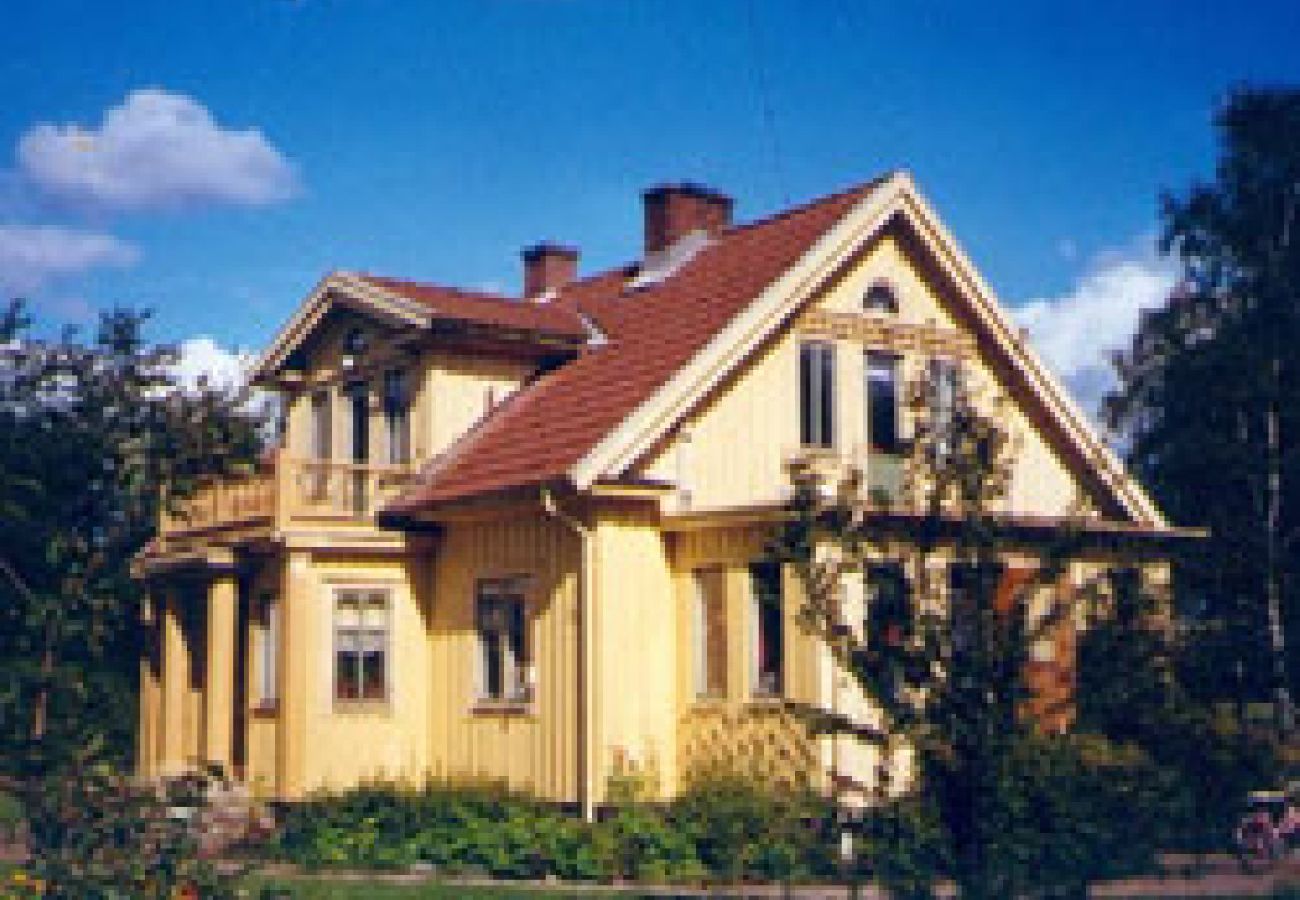 House in Vessigebro - A yellow timber house, made in the 