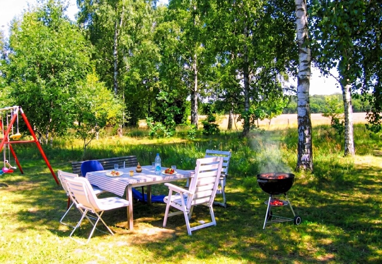 House in Vessigebro - A yellow cabin only 5 Minuten from the lake Sjönevadssjön 