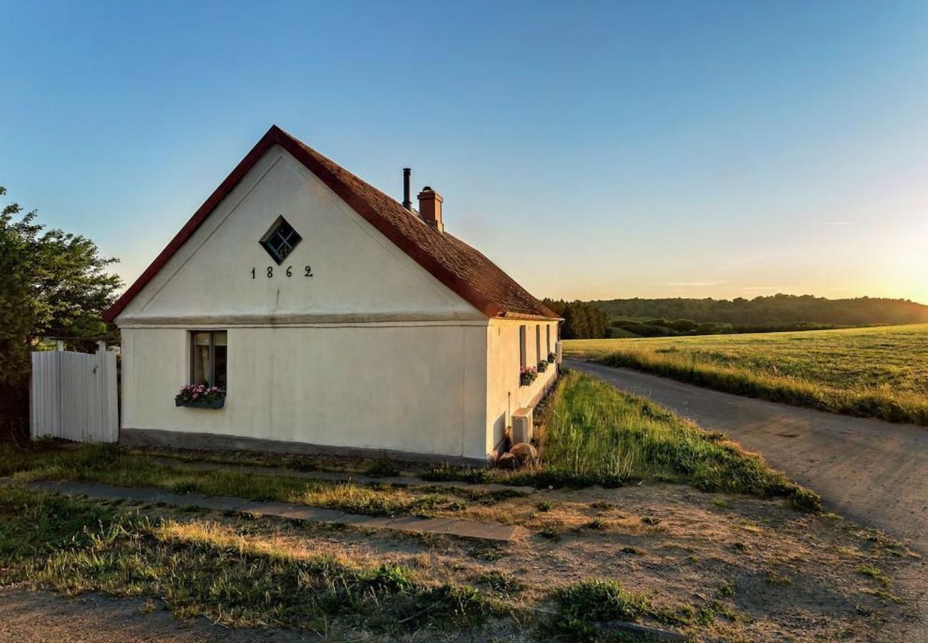 House in Tomelilla - Holiday home in the heart of Österlen with views over Fyledalen's nature reserve