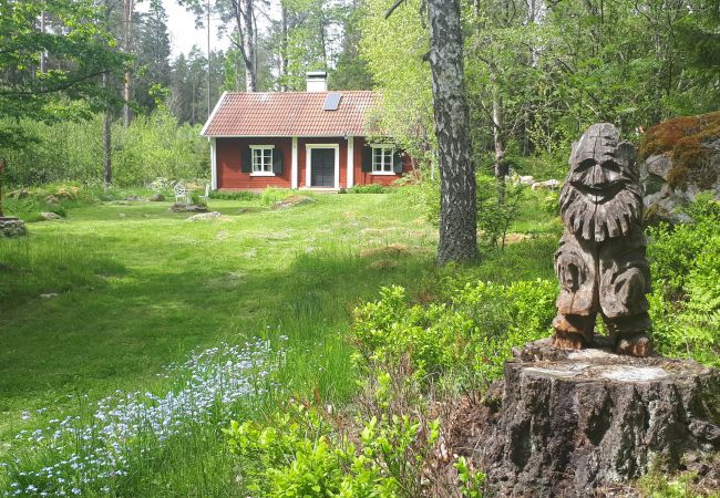  in Vetlanda - Back to nature in this 200 year old hut in the middle of the forest.