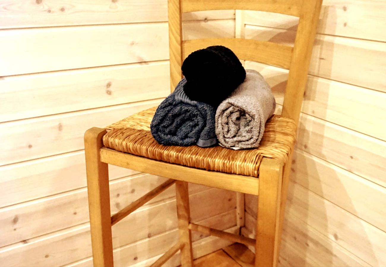House in Kopparberg - Two charmingly rustic holiday cabins on the edge of the forest in Bergslagen