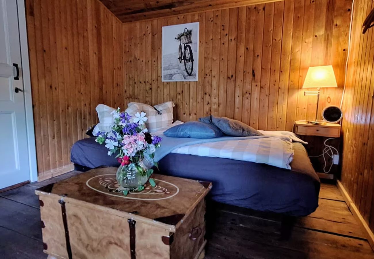 House in Kopparberg - Two charmingly rustic holiday cabins on the edge of the forest in Bergslagen