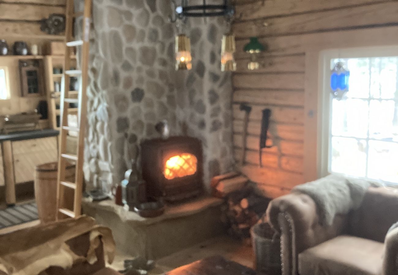 House in Gällö - Cozy log cabin on the lakeshore and in the middle of the forest