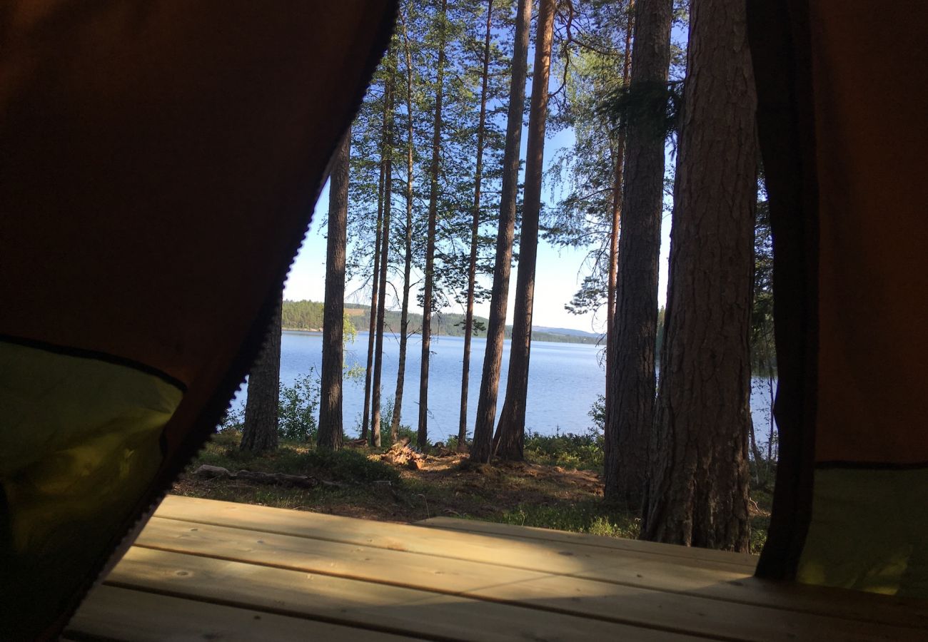 House in Gällö - Cozy log cabin on the lakeshore and in the middle of the forest