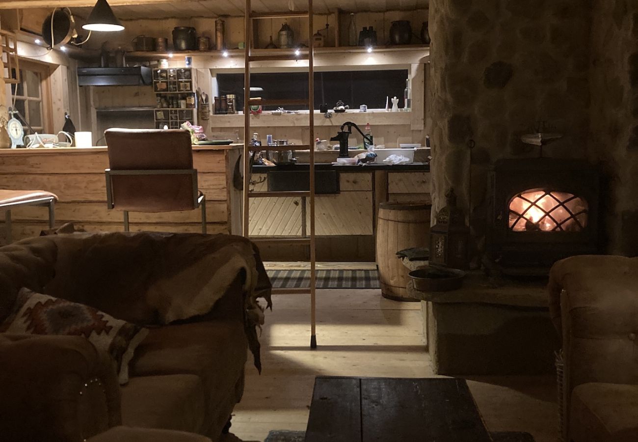 House in Gällö - Cozy log cabin on the lakeshore and in the middle of the forest