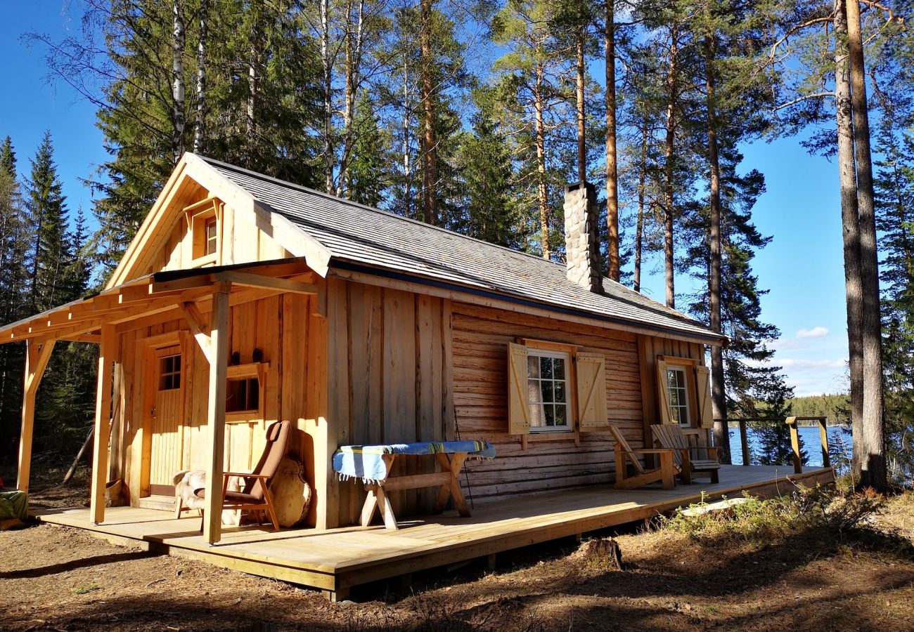 House in Gällö - Cozy log cabin on the lakeshore and in the middle of the forest